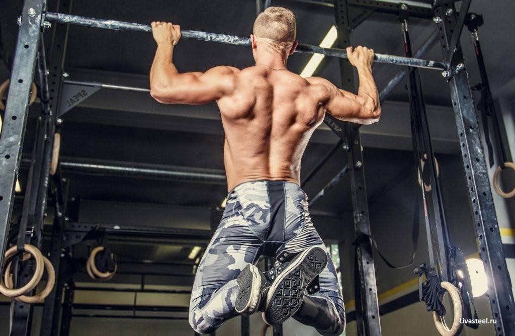 Тренировка на улице: лучшие упражнения на свежем воздухе для мужчин и девушек