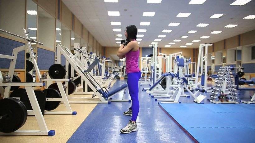 Приседания плие со штангой