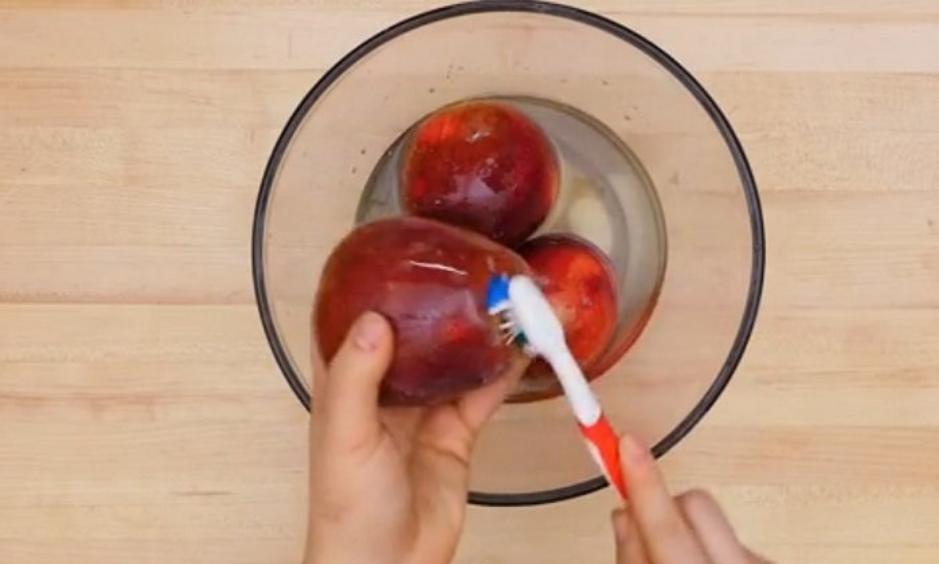 Почему покупные яблоки лучше мыть: подробно, вреден ли воск на фруктах?