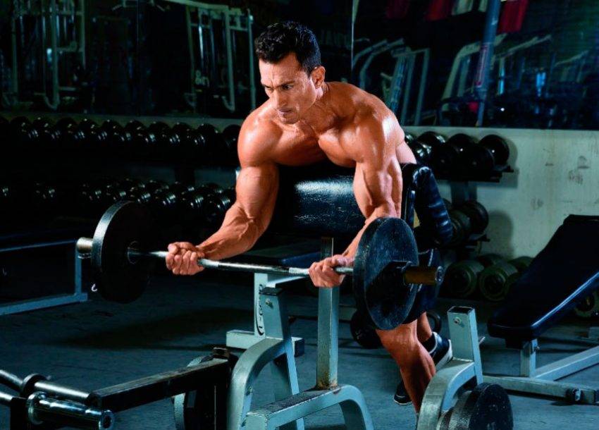 Сгибание рук на нижнем блоке с перекладиной