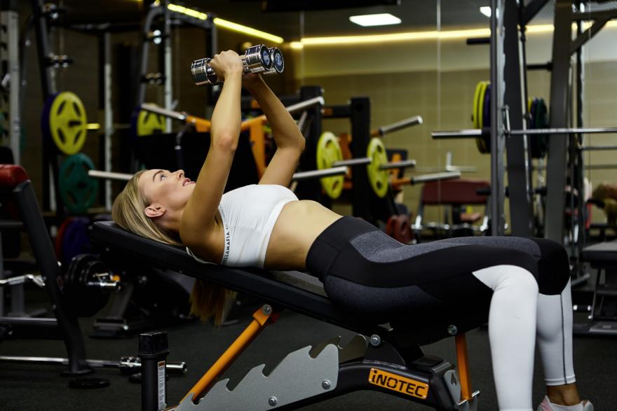 Разведение гантелей лежа на наклонной и горизонтальной (прямой) скамье