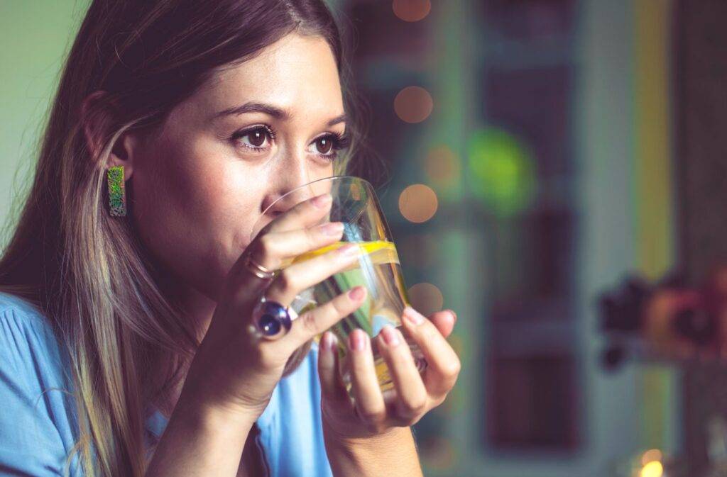 Через сколько после, до и во время еды можно пить воду: разбираемся с физиологией