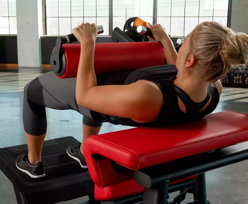 Сгибание ног лежа в тренажере
