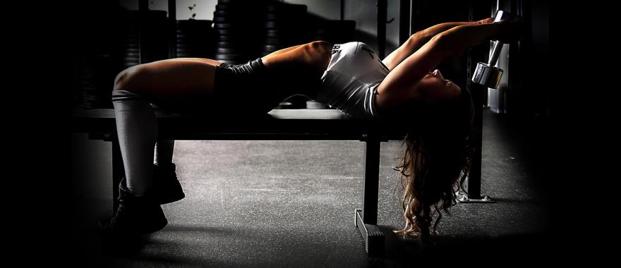 Пуловер с гантелью