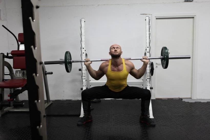 Приседания плие со штангой