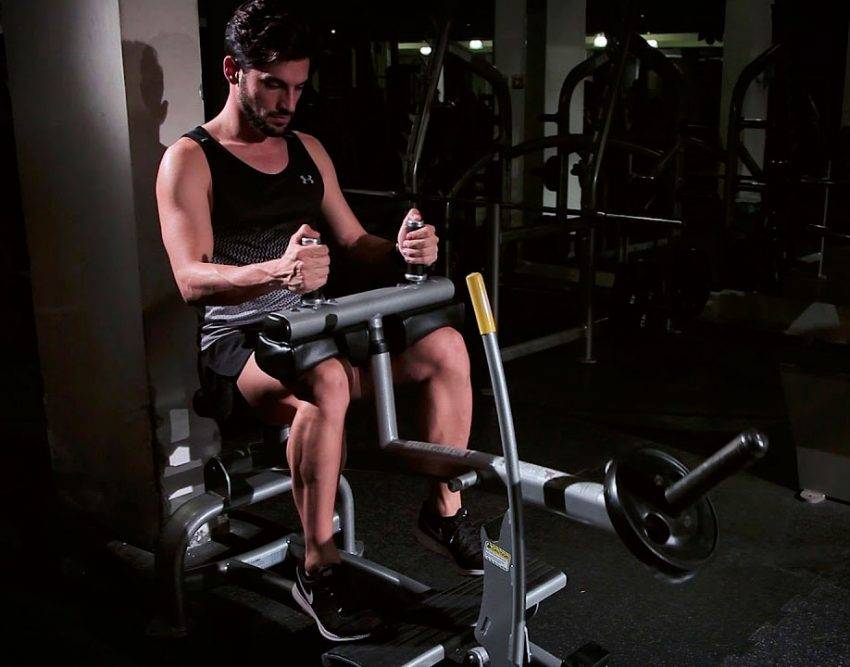 Подъем на носки с гантелями