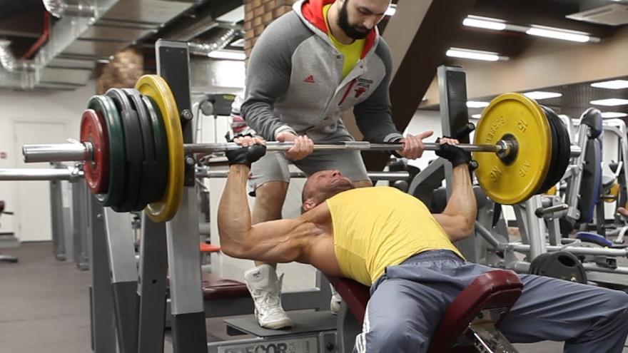 Как эффективно накачать грудь?