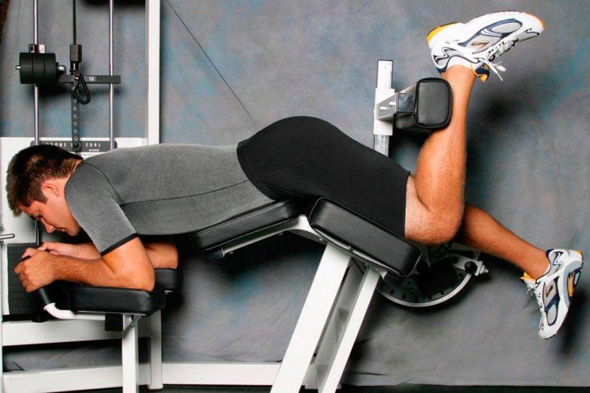 Сгибание рук в тренажере