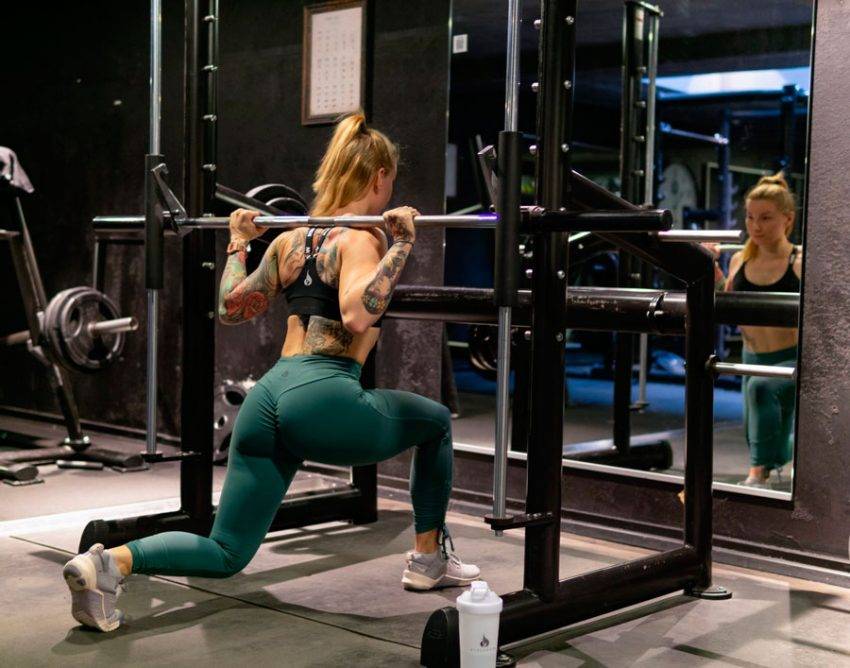 Ягодичный мостик в Смите