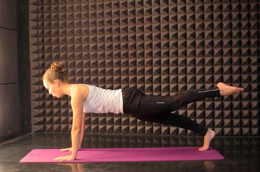 Подъем на носки с гантелями