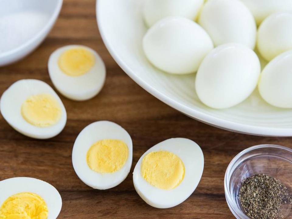 Сколько калорий в яйце и как их употреблять