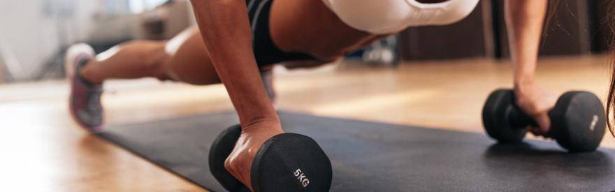 Программа тренировок с гантелями дома