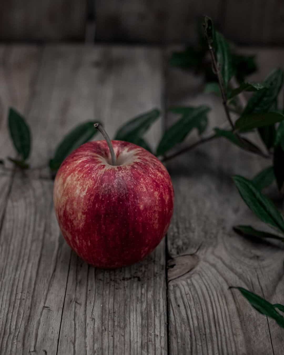 Почему покупные яблоки лучше мыть: подробно, вреден ли воск на фруктах?