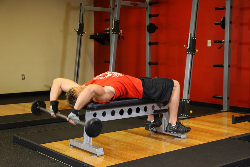 Упражнение пуловер лежа на скамье с гантелью и штангой для грудных мышц, трицепса и спины