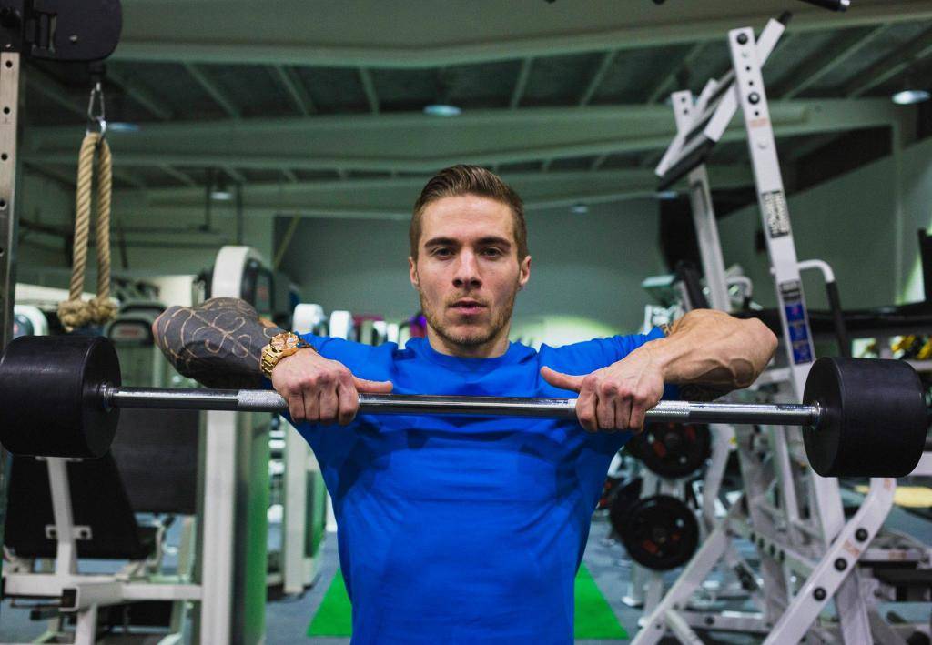 Тяга штанги к подбородку – особенности и техника узким и широким хватом