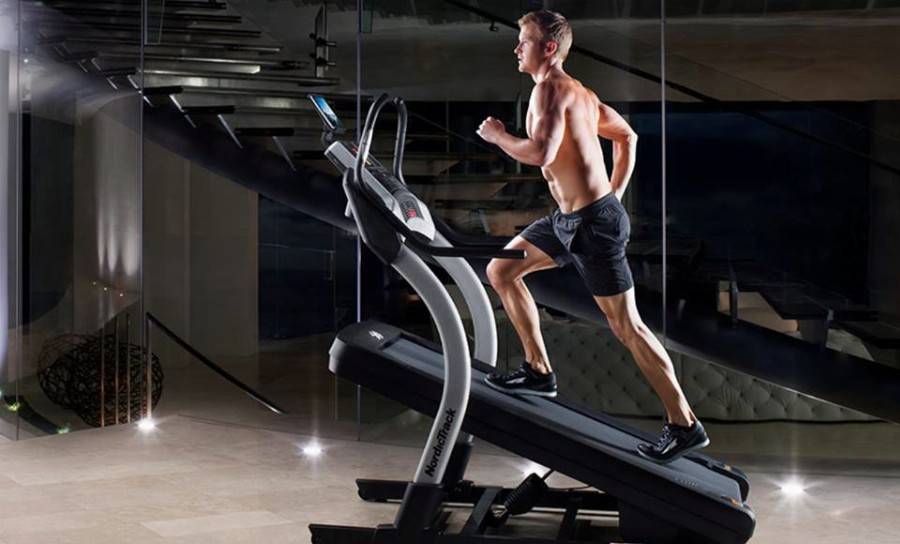 Выпады на беговой дорожке