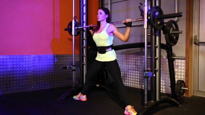 Приседания плие со штангой