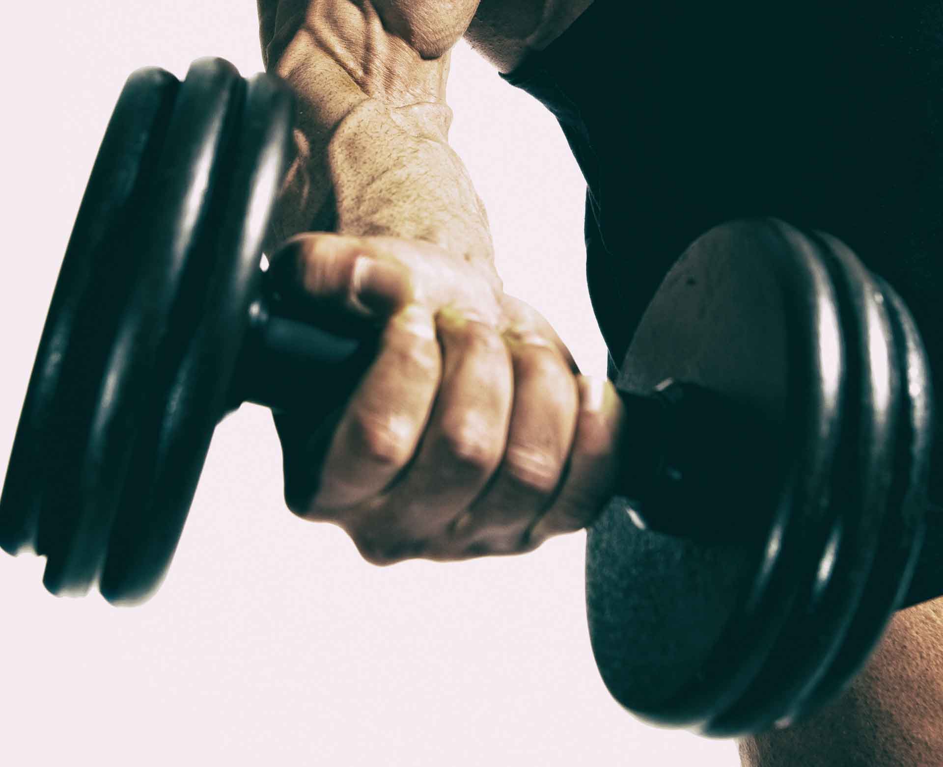 Румынская тяга с гантелями: техника для мужчин и девушек для ягодиц