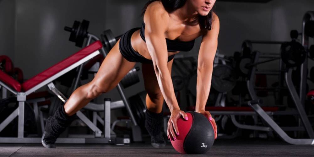 3 лучших упражнений с медболом