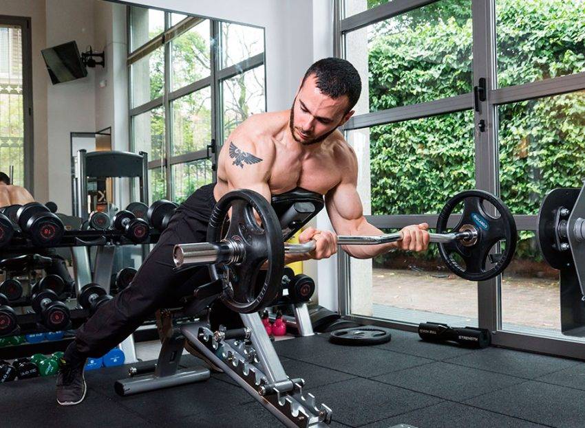 Сгибание рук на нижнем блоке с перекладиной