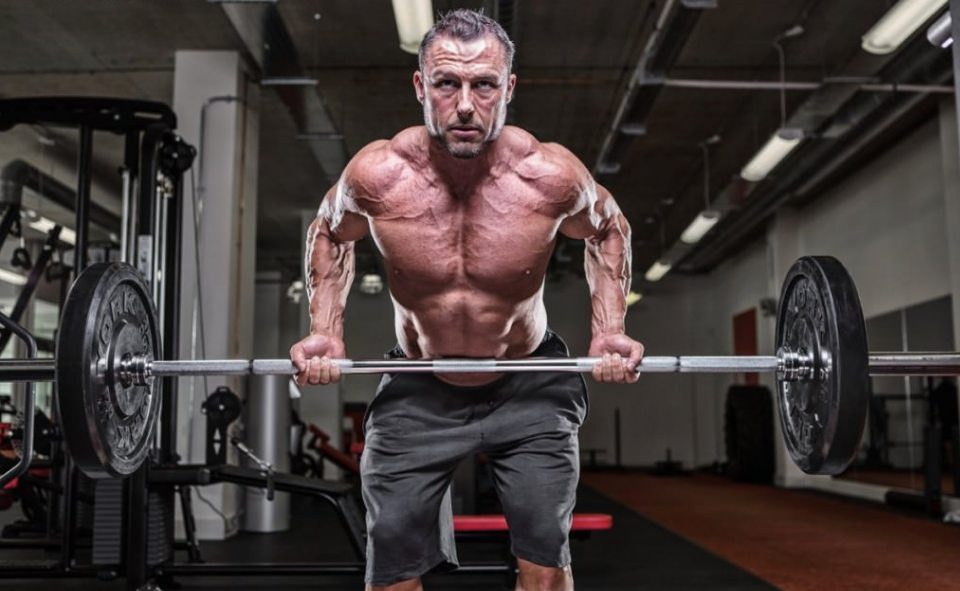 Тяга к груди в наклоне со штангой и гантелями: техника на заднюю дельту