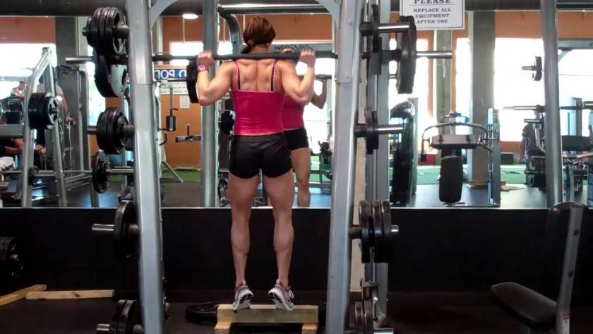 Подъем на носки с гантелями