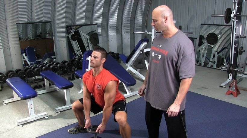 Приседания плие со штангой