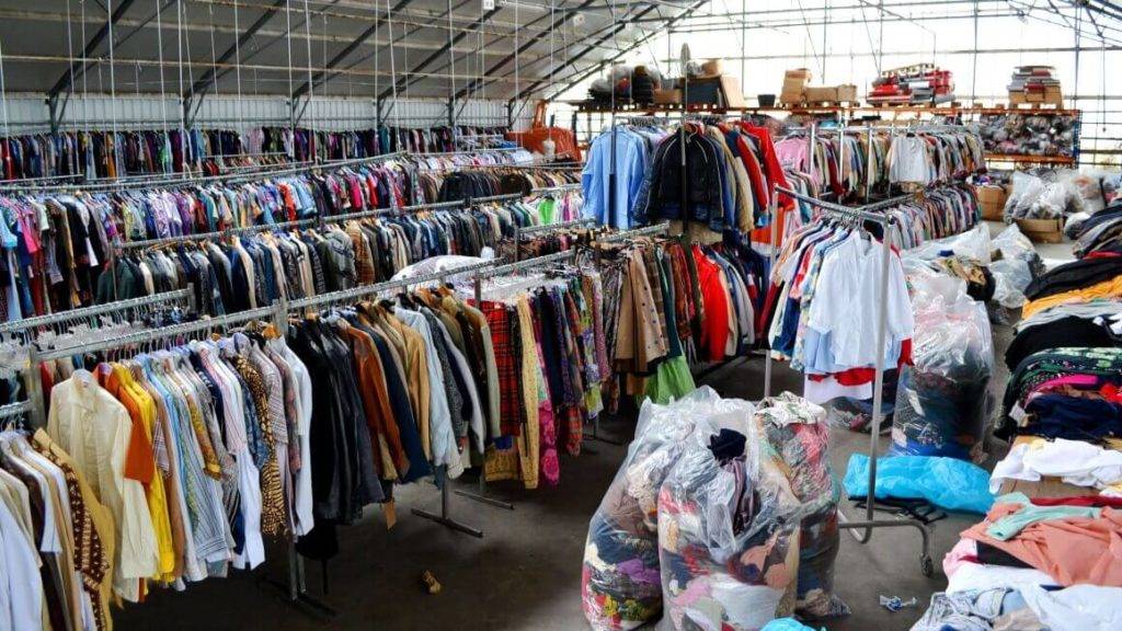 Стоит ли покупать одежду в секонд хенде