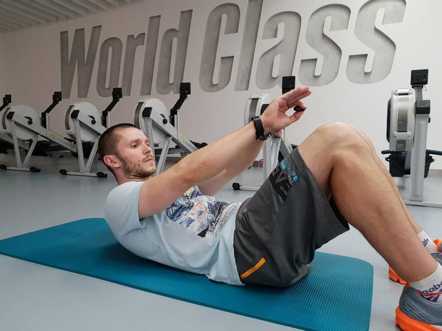 Лучшие упражнения на пресс для девушек в тренажерном зале