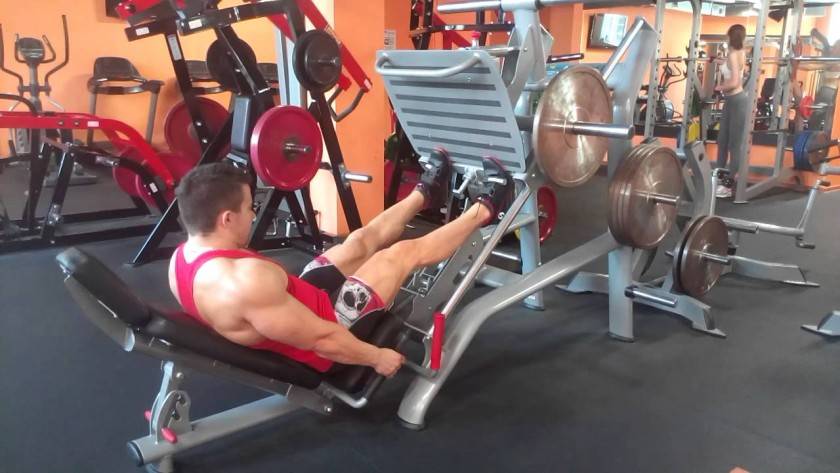 Подъем на носки с гантелями