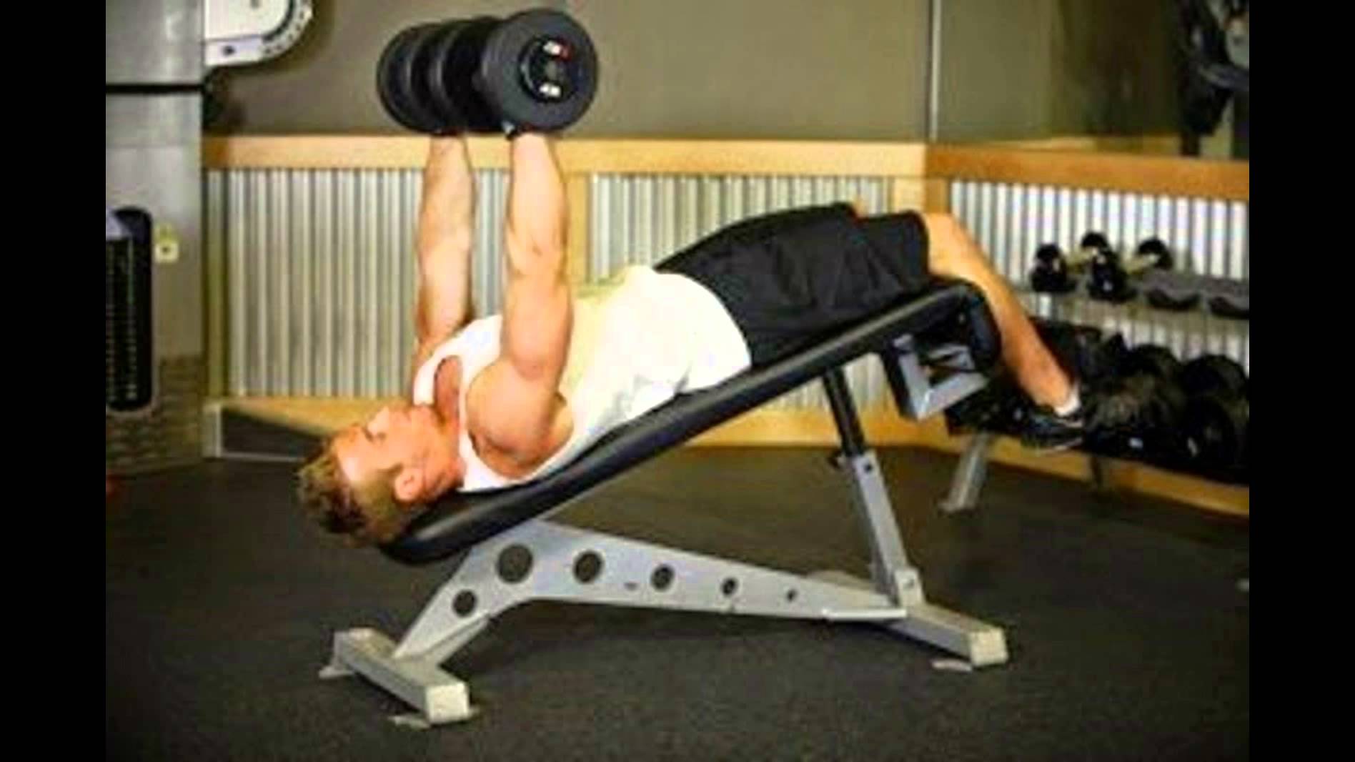 Жим гантелей на наклонной скамье