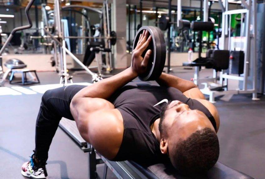 Жим в Смите на наклонной скамье