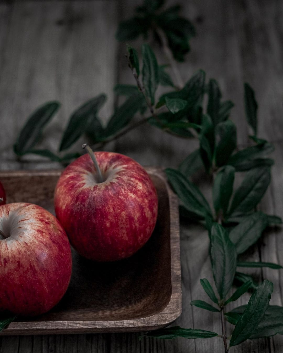 Почему покупные яблоки лучше мыть: подробно, вреден ли воск на фруктах?