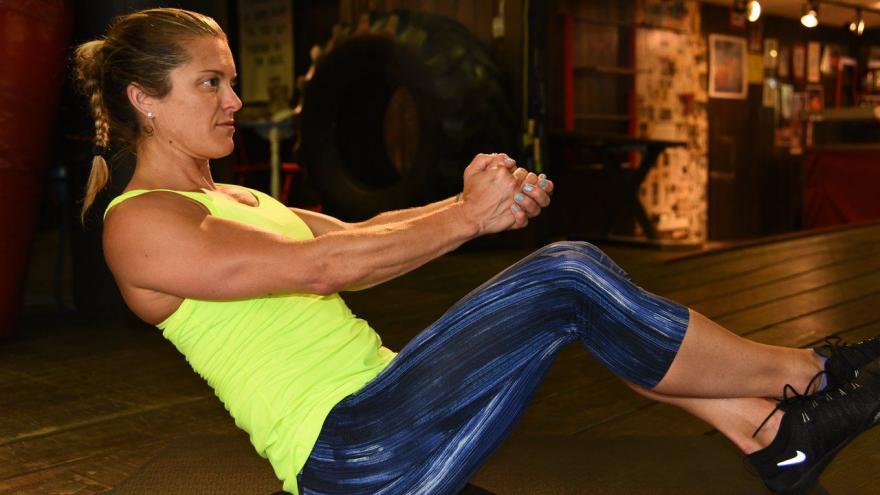 Гимнастический ролик для пресса: какие мышцы работают, упражнения с колесом