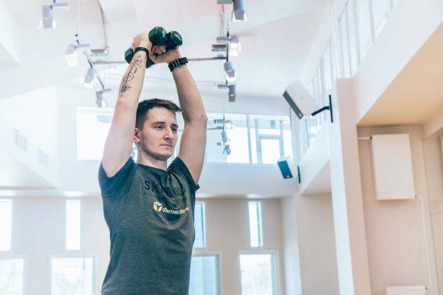 Программа тренировок с гантелями дома