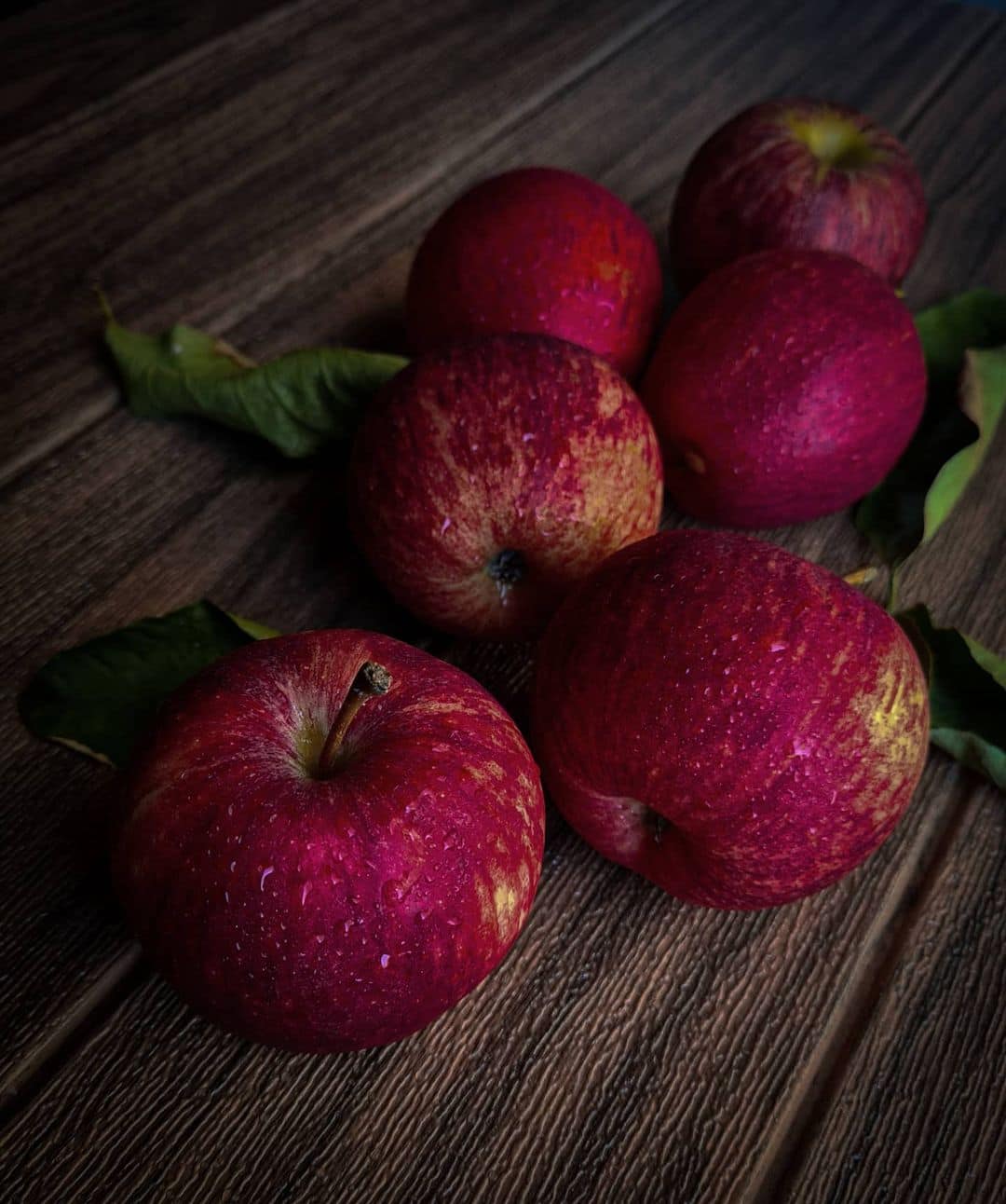 Почему покупные яблоки лучше мыть: подробно, вреден ли воск на фруктах?