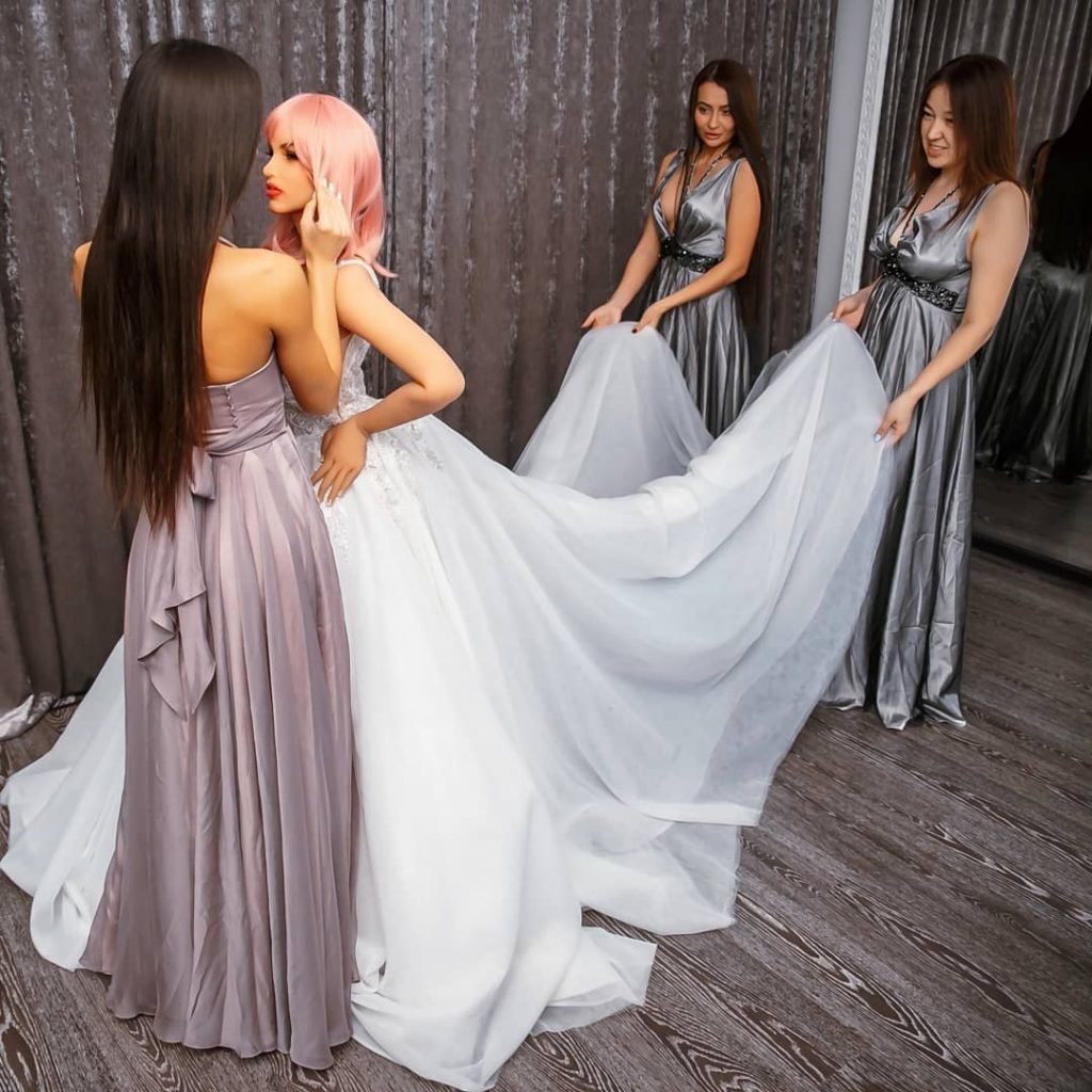 Бодибилдер женился на кукле. Реальная история «любви» из Казахстана